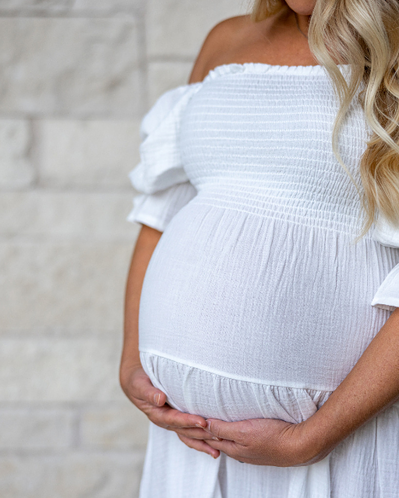 Future maman en robe de grossesse à la lumière du jour